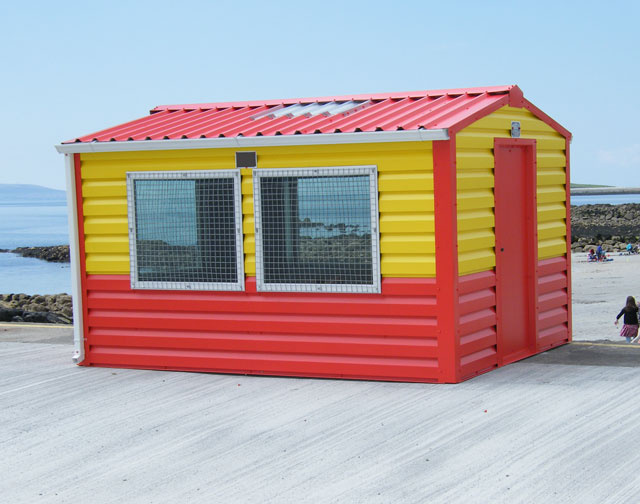 Beach Hut in yellow and red with skylight